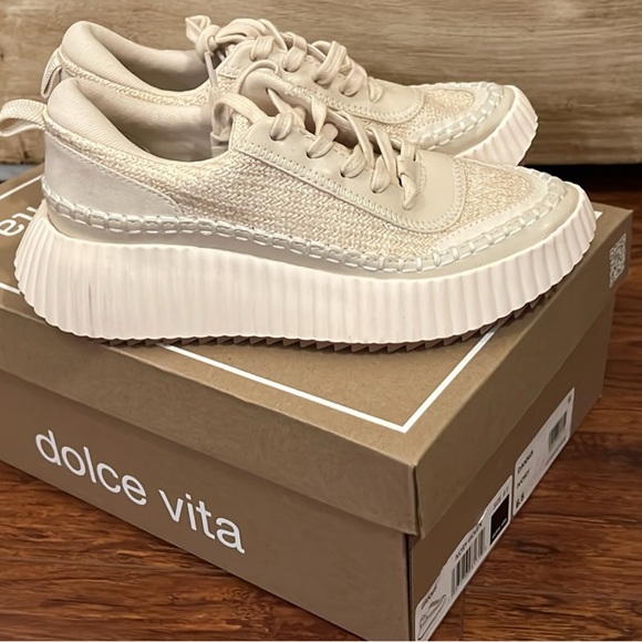 Dolce Vita Dannis ivory sneakers size 6.5
Cream color - Picture 1 of 9